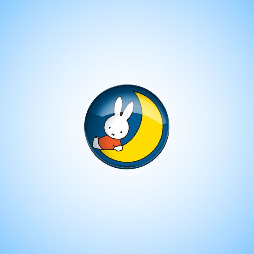 Miffy® XL glasmagnet med välvd glasyta och motiv av Miffy sittande på en kvartsmåne med glansig djup effekt.