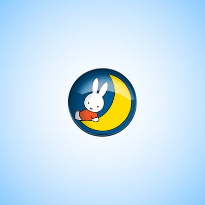 Miffy® XL glasmagnet med välvd glasyta och motiv av Miffy sittande på en kvartsmåne med glansig djup effekt.