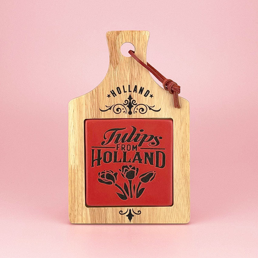 Ost Bricka trä serien "Camp"med röd keramikkakel "tulips from Holland" från Matix Souvenir Holland