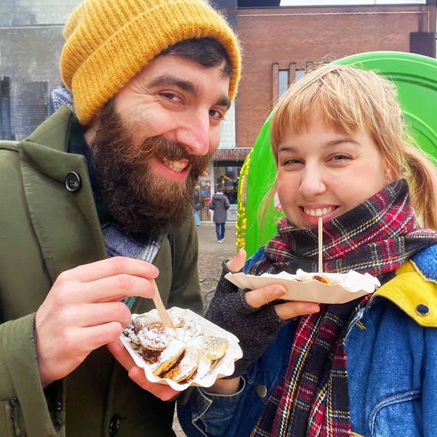 blije klanten genietend van hun poffertjes bij de Fika från Holland Foodtruck in Skövde 
