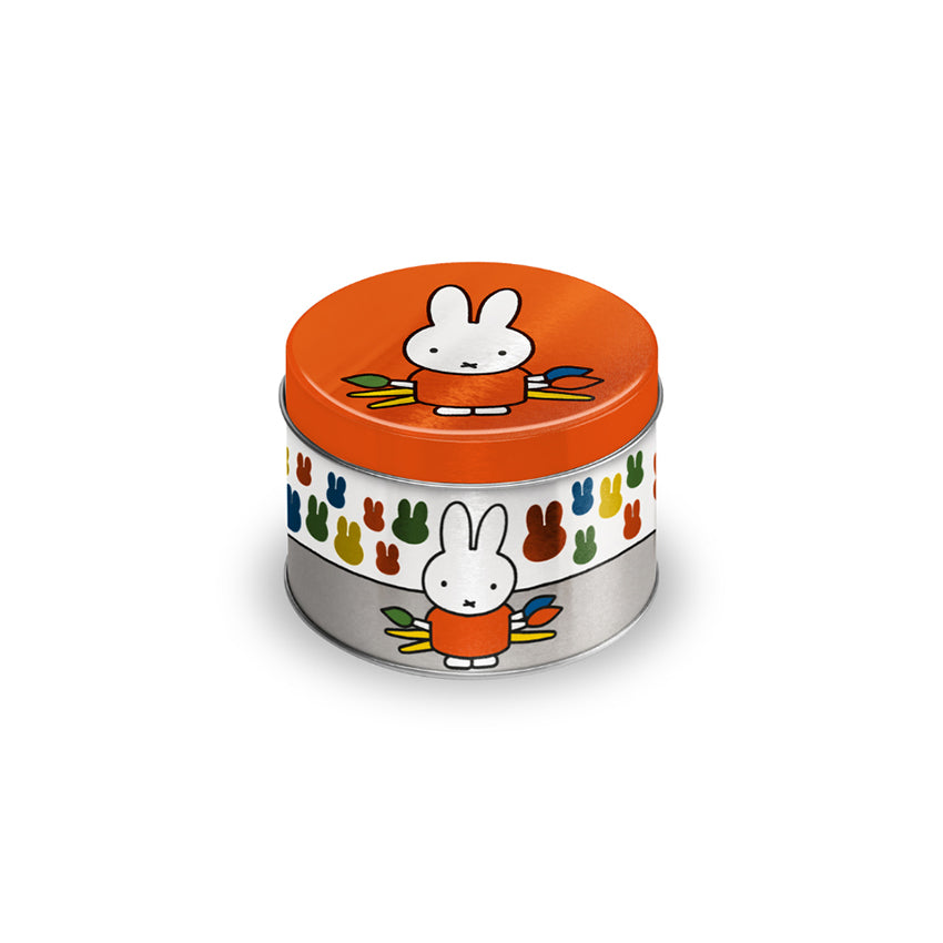 En liten, söt godisburk för godis eller smycken i silver, vitt och orange med motivet ”Miffy på museet” och ”Miffy som konstnär”