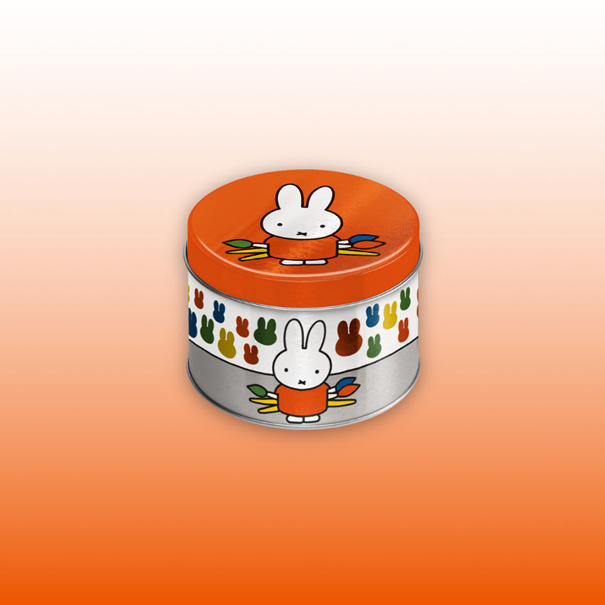 En liten, söt godisburk för godis eller smycken i silver, vitt och orange med motivet ”Miffy på museet” och ”Miffy som konstnär”