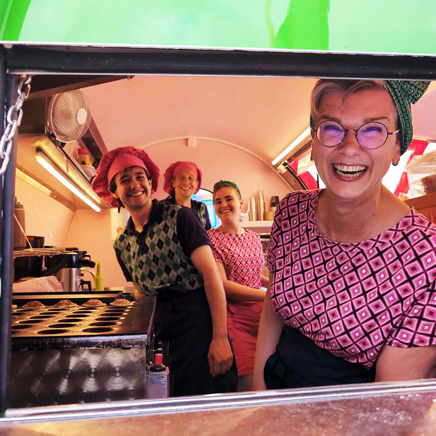 Alexandra tillsammans med våra tre stjärnor i Foodtrucken i retrokostymer under Töreboda kanalfestivalen.