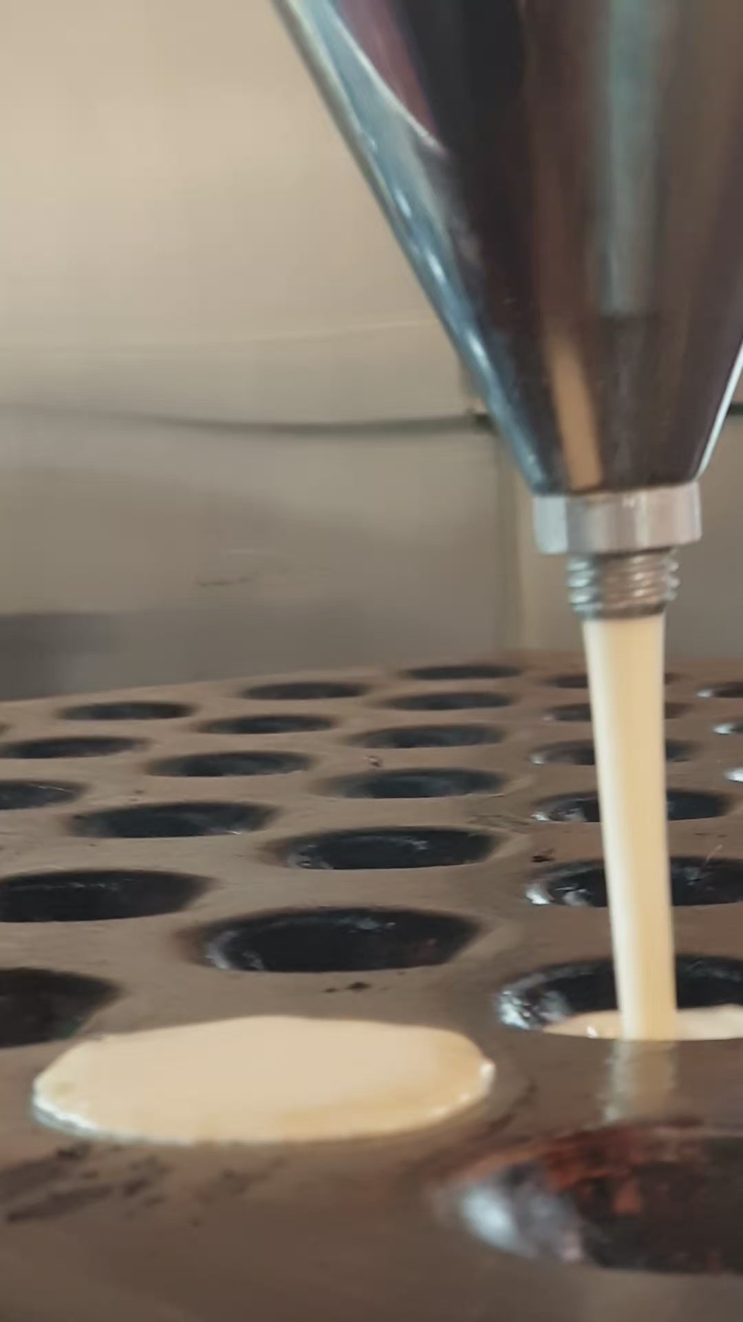 Video Foodtruck "Fika från Holland" där processen med att baka poffertjes med Nutella och strössel filmas.