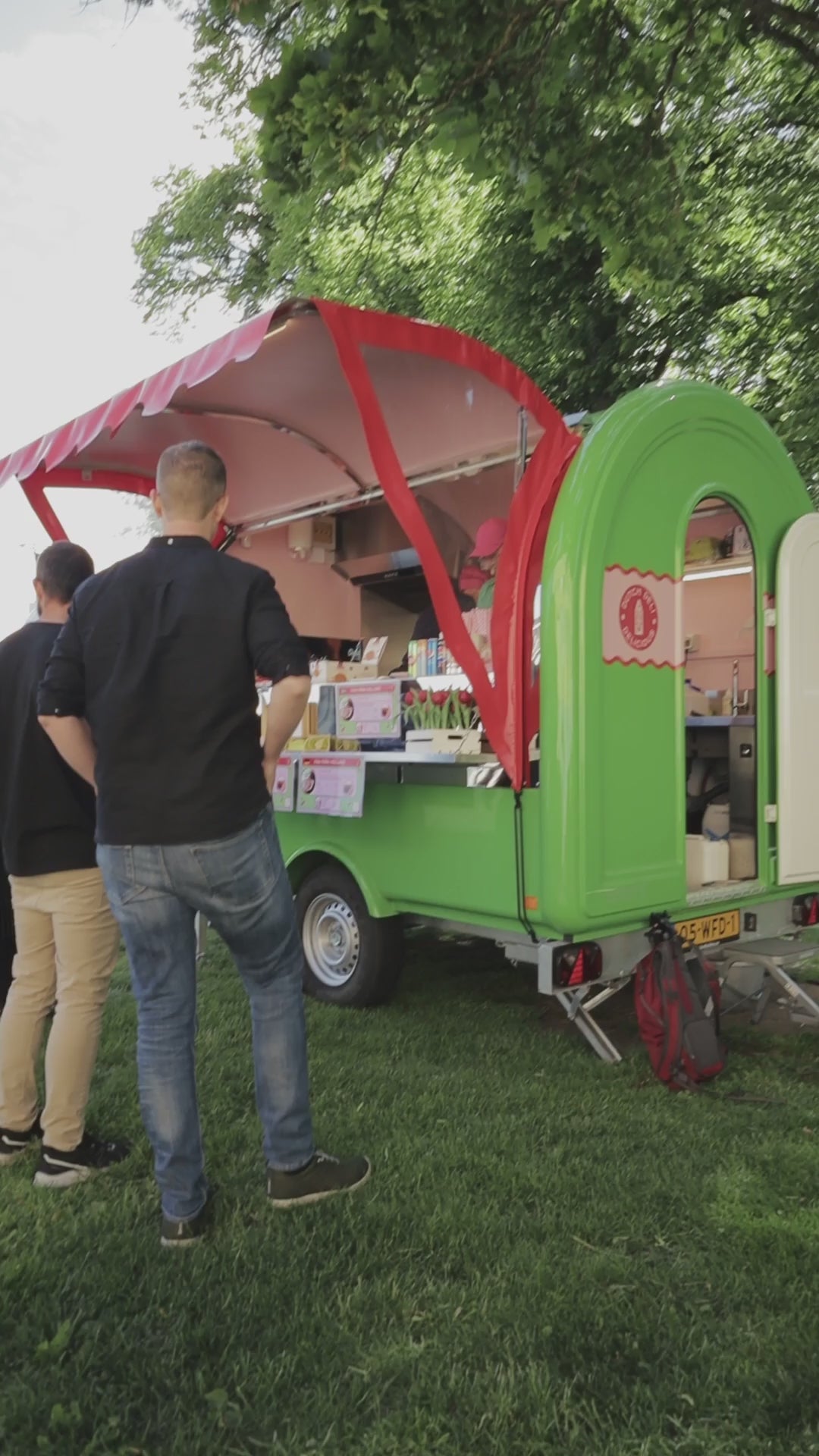 Ladda video: Videoklipp_från_DutchDeli_FikaFrånHolland_bakar_Poffertjes_små_fluffiga_pannkakor_i_Hjo_hamnen
