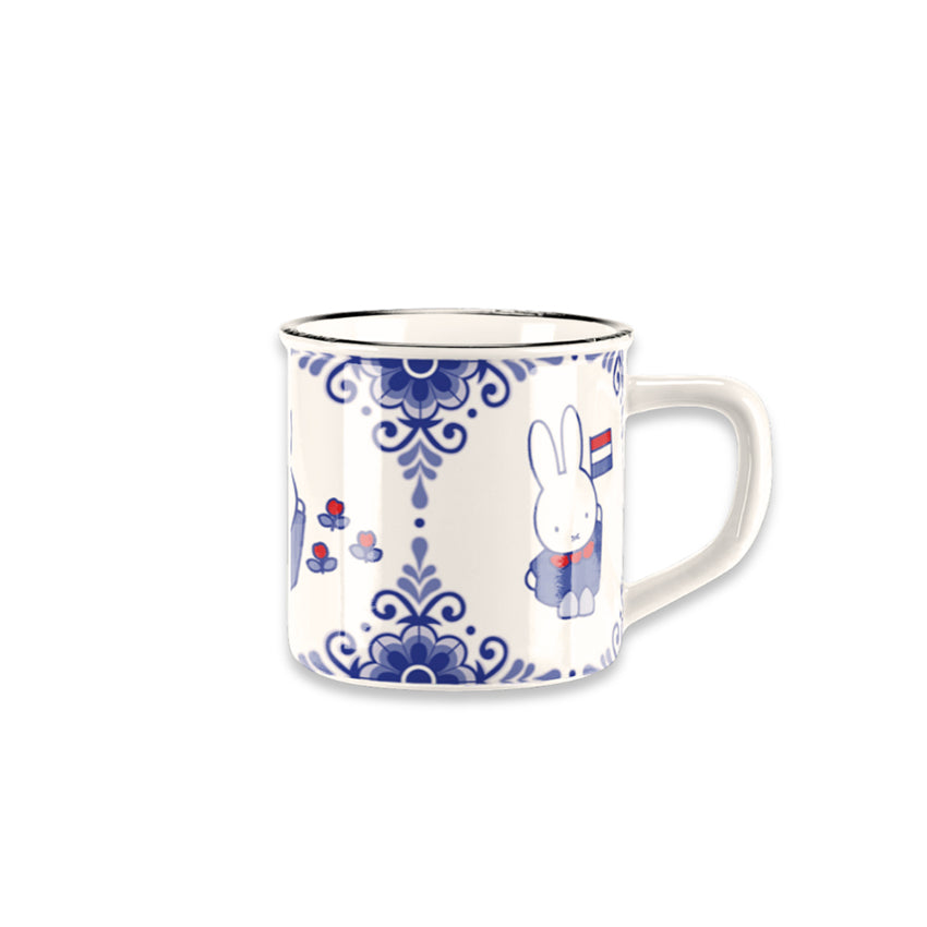 Miffy® retro mugg i offwhite keramik med svart kant och flera holländska Miffy-motiv från serien Souvenir Blue, inklusive tulpanfält, cykel och holländsk flagga.