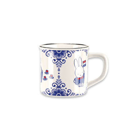 Miffy® retro mugg i offwhite keramik med svart kant och flera holländska Miffy-motiv från serien Souvenir Blue, inklusive tulpanfält, cykel och holländsk flagga.