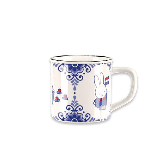 Miffy® retro mugg i offwhite keramik med svart kant och flera holländska Miffy-motiv från serien Souvenir Blue, inklusive tulpanfält, cykel och holländsk flagga.