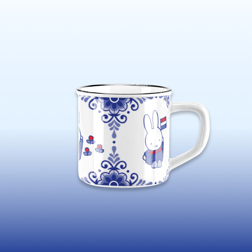 Miffy® retro mugg i offwhite keramik med svart kant och flera holländska Miffy-motiv från serien Souvenir Blue, inklusive tulpanfält, cykel och holländsk flagga.
