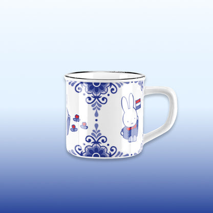 Miffy® retro mugg i offwhite keramik med svart kant och flera holländska Miffy-motiv från serien Souvenir Blue, inklusive tulpanfält, cykel och holländsk flagga.