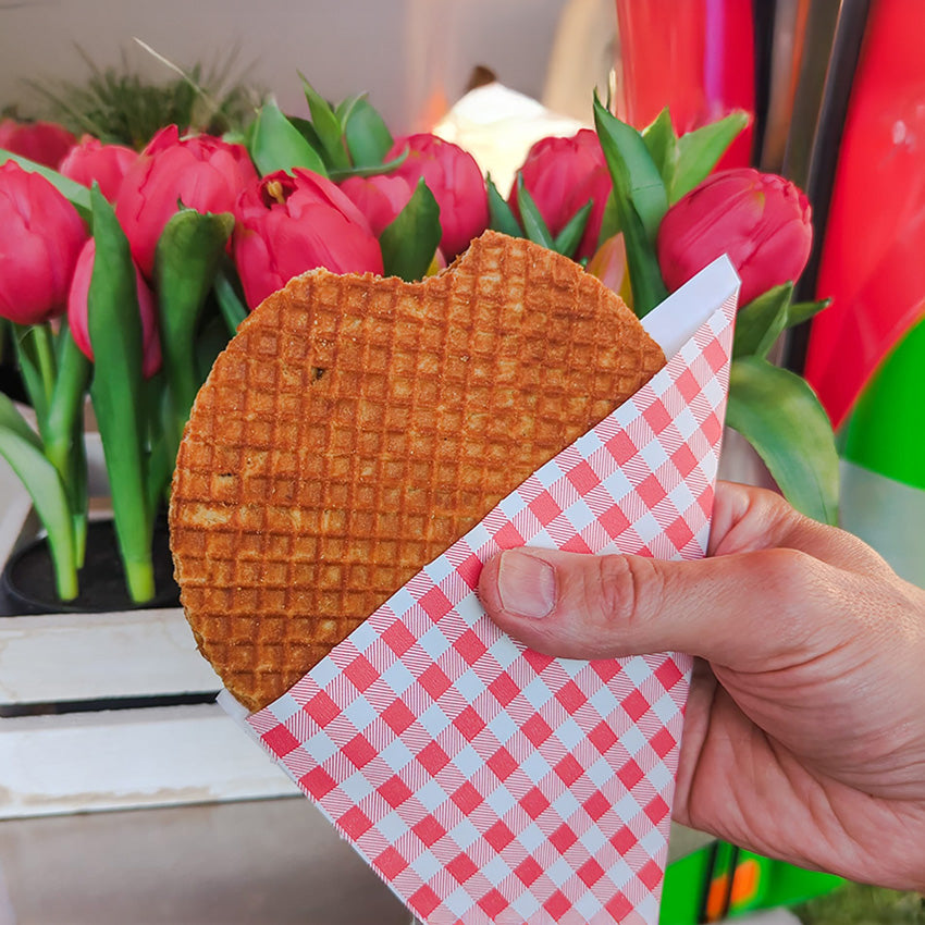 stroopwafelXL_sirapsvafflaXL_fran_FikaFranHolland_i_en_kon